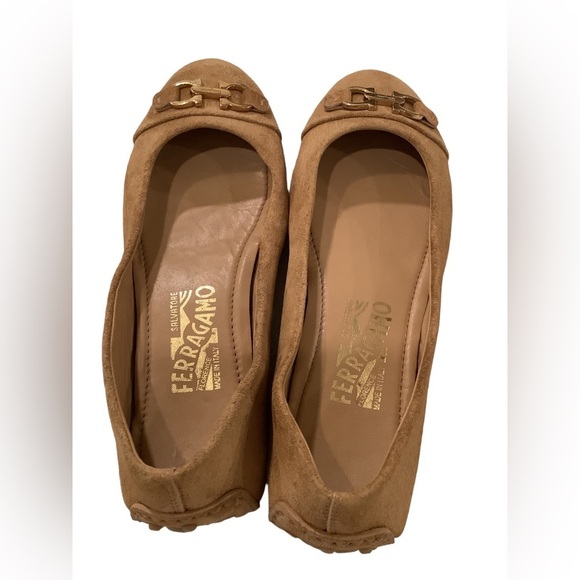 💜Ferragamo Ballet Tan Suede Gold Hardware Flats SIZE 5 - Picture 2 of 3